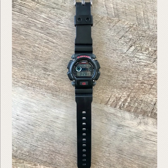 Men’s Casio G-Shock DW9052-1V Watch - Picture 2 of 8